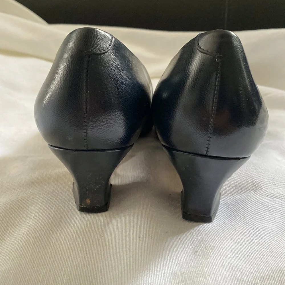 Vintage Liz Claibborne navy blue 2" tulip heels pumps - Picture 5 of 9